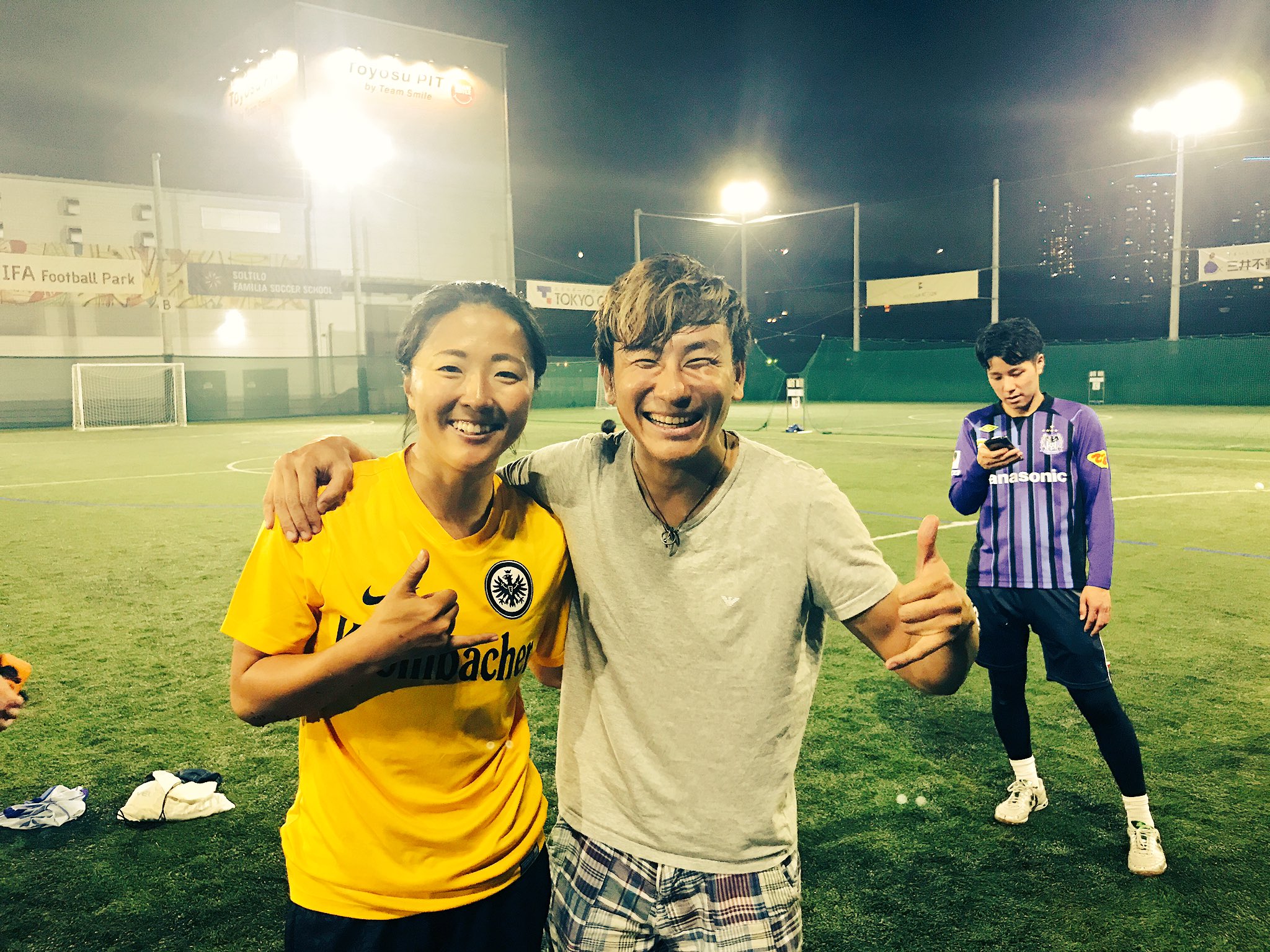 توییتر クレイ勇輝 در توییتر なでしこの永里選手に誘われてサッカー よくサッカーやってそうな顔に見えるって言われるけど初 サッカーでした 夜空の下で走るの気持ちい T Co 4rpdeklupr