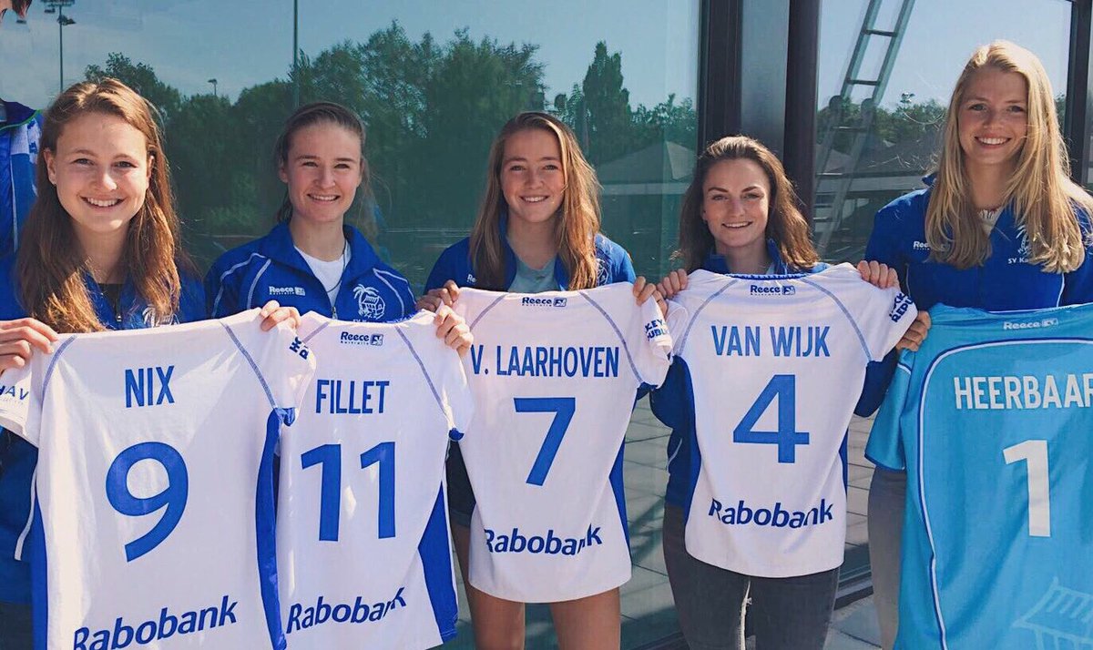 KampongHockey's tweet photo. Deze talentvolle @Kampongdames1 speelsters hebben hun contracten meerjarig verlengd! 💙💪🔥#ambitie @blognetsporting https://t.co/CoFk0eN2Fs