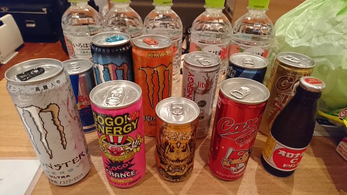 お疲れ様～✌！！ 今日の待ち時間中の私♪  エナジードリンクが現場に欲しいですって言っておいたら 感動するくらい 集めてくれてた😢&hearts;&hearts; 素敵すぎ  メーカーさま、スタッフさん、キャストの方々どうもありがとうございました！ てへぺろ😘&hearts;&larr;今日、人生で初めて使った。笑<a href="/tag/aknr"class="tags"><span>#aknr</span></a>