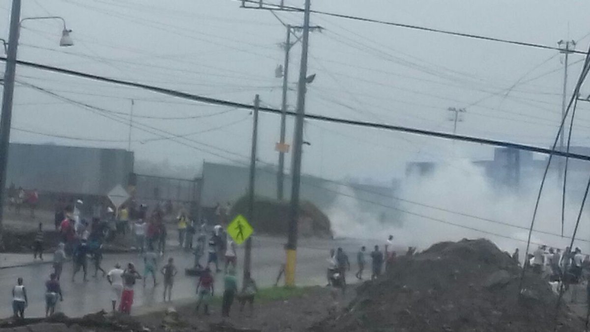 angelamrobledo's tweet photo. #SOSBuenaventura Desde la madrugada, Gobierno ha intensificado militarización y arremetida violenta contra población. Hay decenas de heridos https://t.co/pU566VWG5L