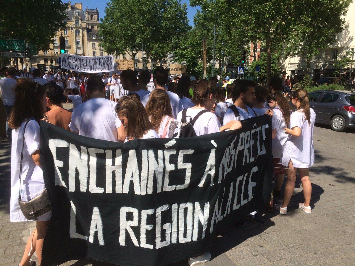 ouestfrance35's tweet photo. Les étudiants #kinésendettés s'enchaînent place de Bretagne à #rennes https://t.co/KweOZ9Unz9