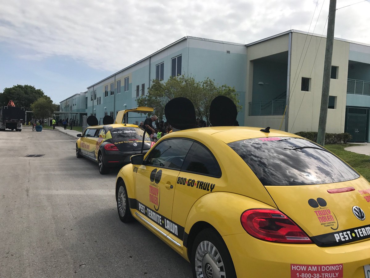 TrulyNolen's tweet photo. A TRULY mini #mousecar parade at @tedderelem @browardschools with Team 090 #PompanoBeach today! 🐭🚗💛 https://t.co/lKoajQIt5i