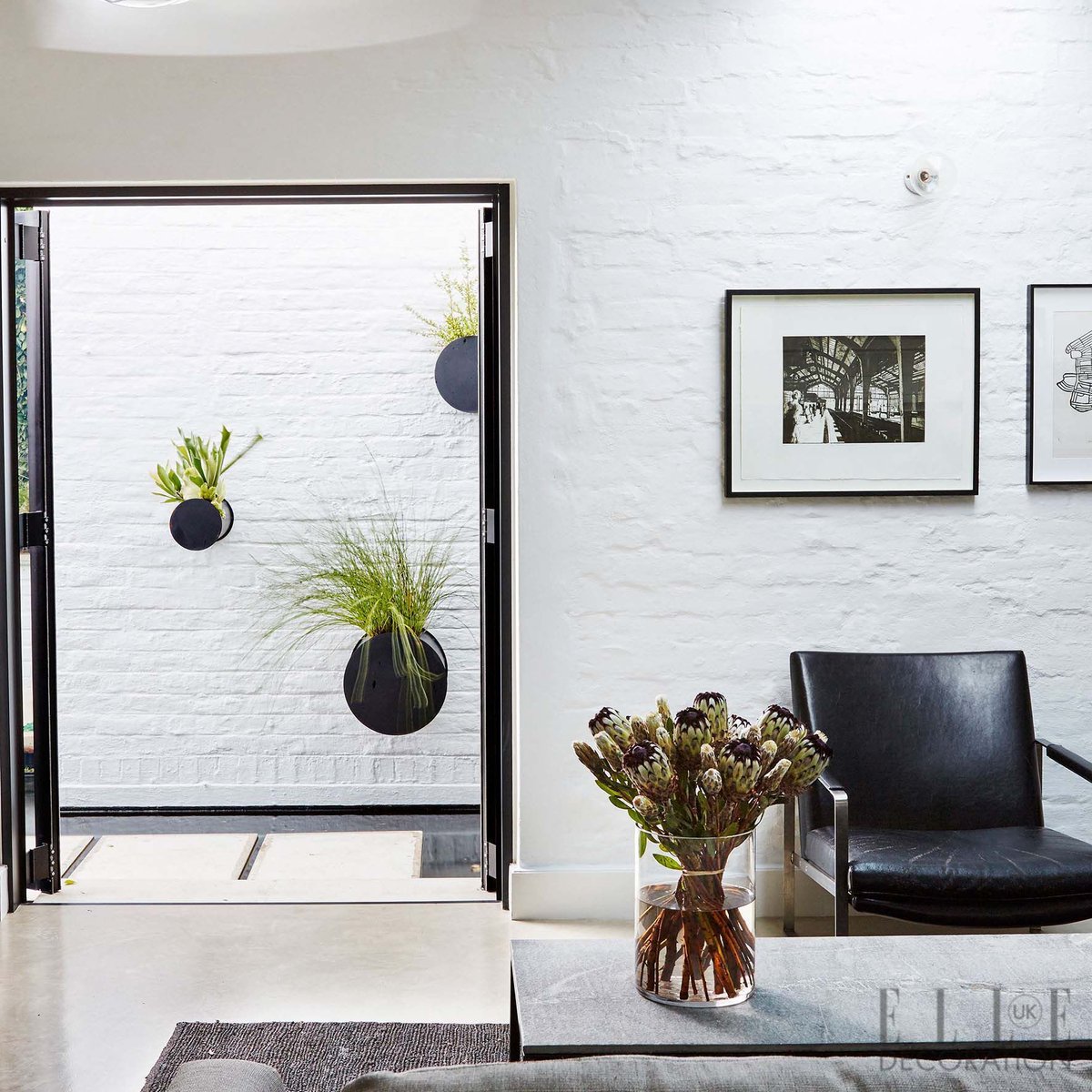 ELLEDecoUK's tweet photo. Joburg: This house was designed with both indoor and outdoor 'rooms' - it's the perfect pad for enjoying both the home and garden #EDJun17 https://t.co/Q997bMf1QA