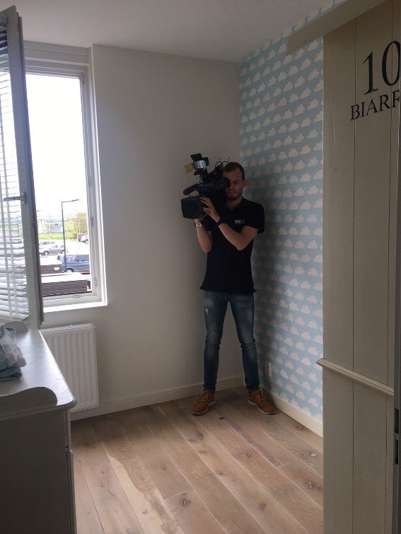 Carlo filmt de babykamer die in het item van Woontips te zien is op 27 mei om 16:00uur bij RTL4. #RTL4 #Woontips #Oscarvellinga #Opnames