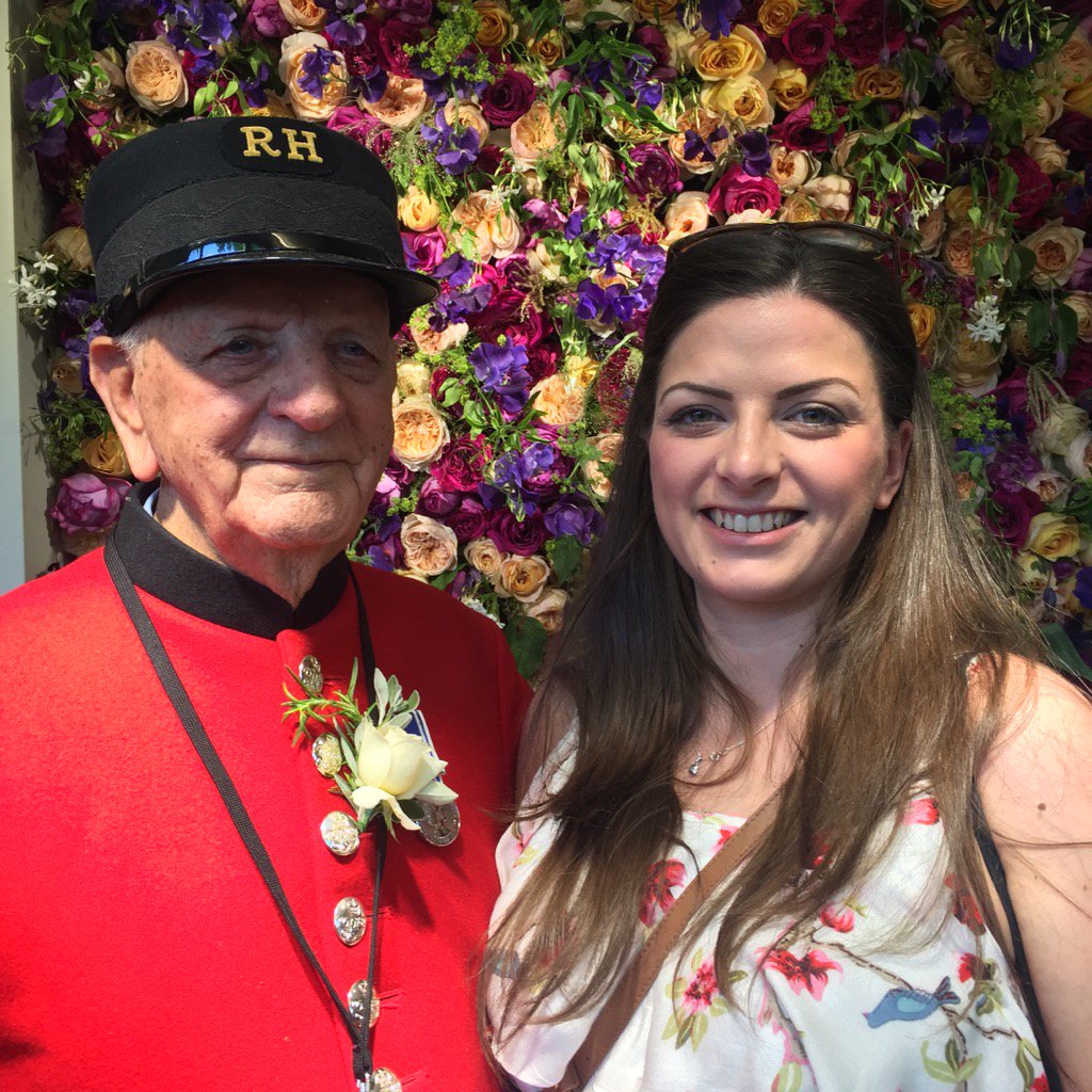 Howie_Inglis's tweet photo. Lovely to meet this gent today at the #RealFlowerWall https://t.co/Te7TFaf27y