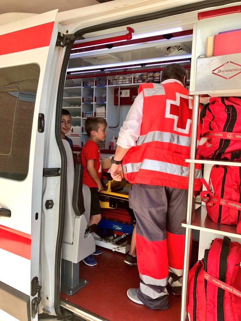 CruzRojaZgz's tweet photo. Estos peques aprenden #PrimerosAuxilios como esponjas. Hoy alumnos del C° La Portalada de #Pastriz han tenido a #voluntarios como profes. https://t.co/WVgJoNb2pe