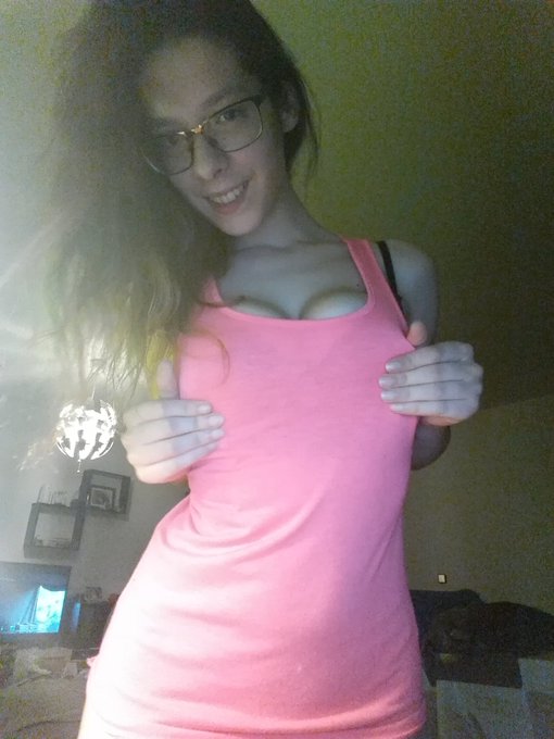 Solita en casa... nos calentamos por skype antes del @EROTICOMADRID  Estare toda la noche!! Que viva<a href="/tag/viernesenmadrid"class="tags"><span>#viernesenmadrid</span></a>