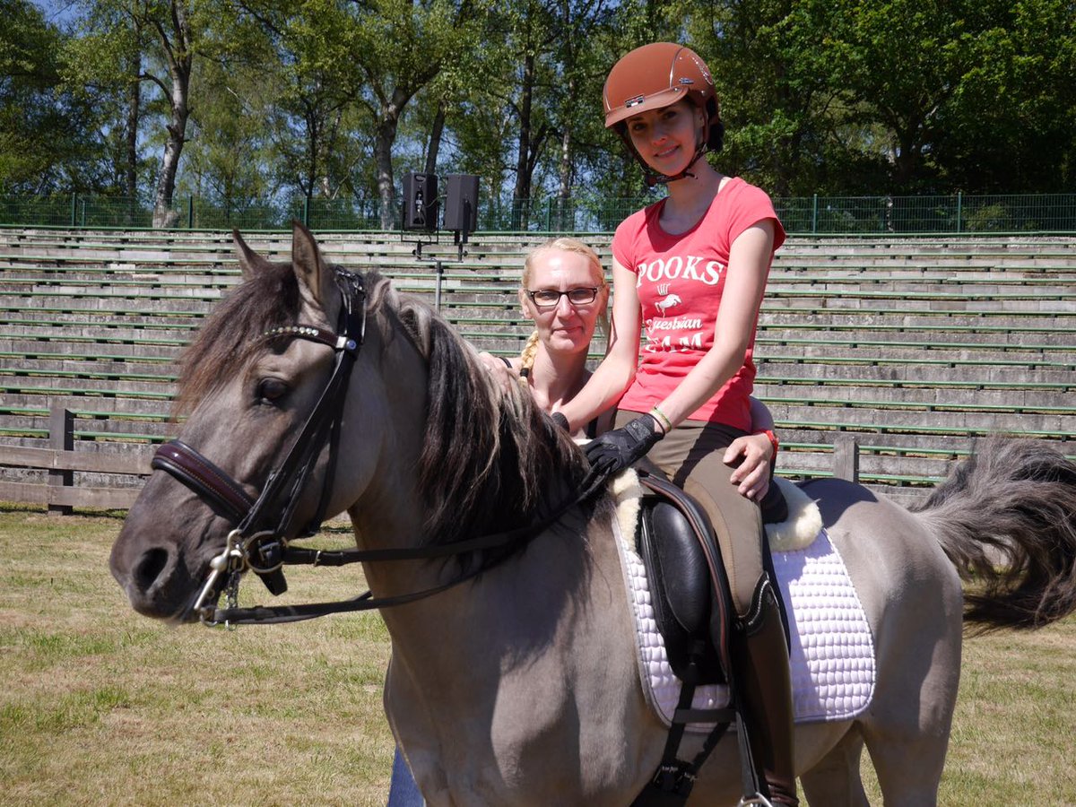 heute nach der Generalprobe in der Arena.Die junge Reiterin von Sir Pegasus ist Kimberly Schraffina