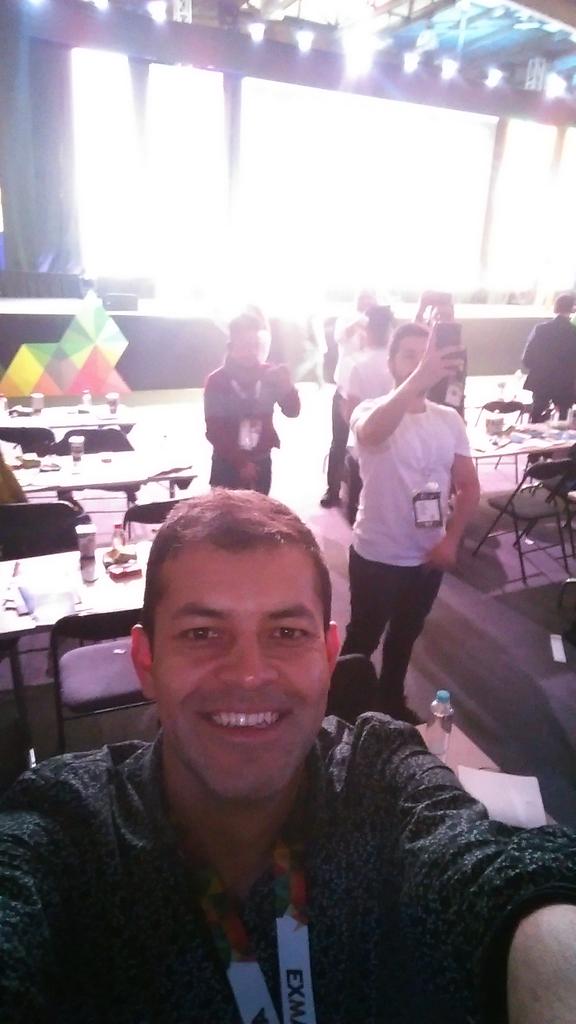 AlejoVargasP's tweet photo. #selfierecord #EXMA2017 jajaja. https://t.co/0ioxdEKcmh