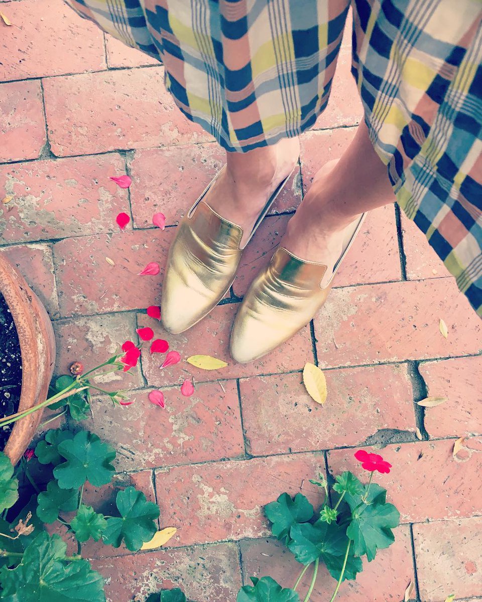 realmonaghan's tweet image. By George, he's done it again! โก๏ธ @EsquivelShoes #georgeesquivel #mules #springinmystep #handmadeincalifornia ๐โจ๐