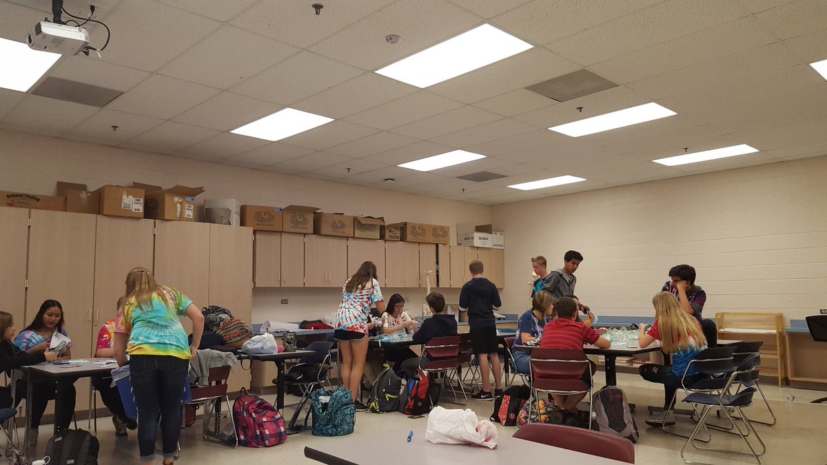 MsBoyntonSCN's tweet photo. @SCNStuCo Assembling the #kissaseniorgoodbye cards today! #scnstucoclassof2019 congratulates the #SCNclassof2017 as they #exitwithpride https://t.co/CM2eTkQILo