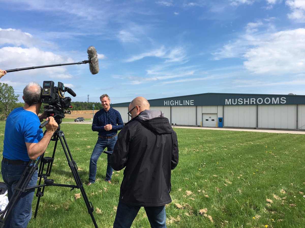 highlinemushrms's tweet photo. It was a pleasure having @Ricardocuisine at our farm! #wearethebest #canadian #mushrooms https://t.co/nNqQUgqltV