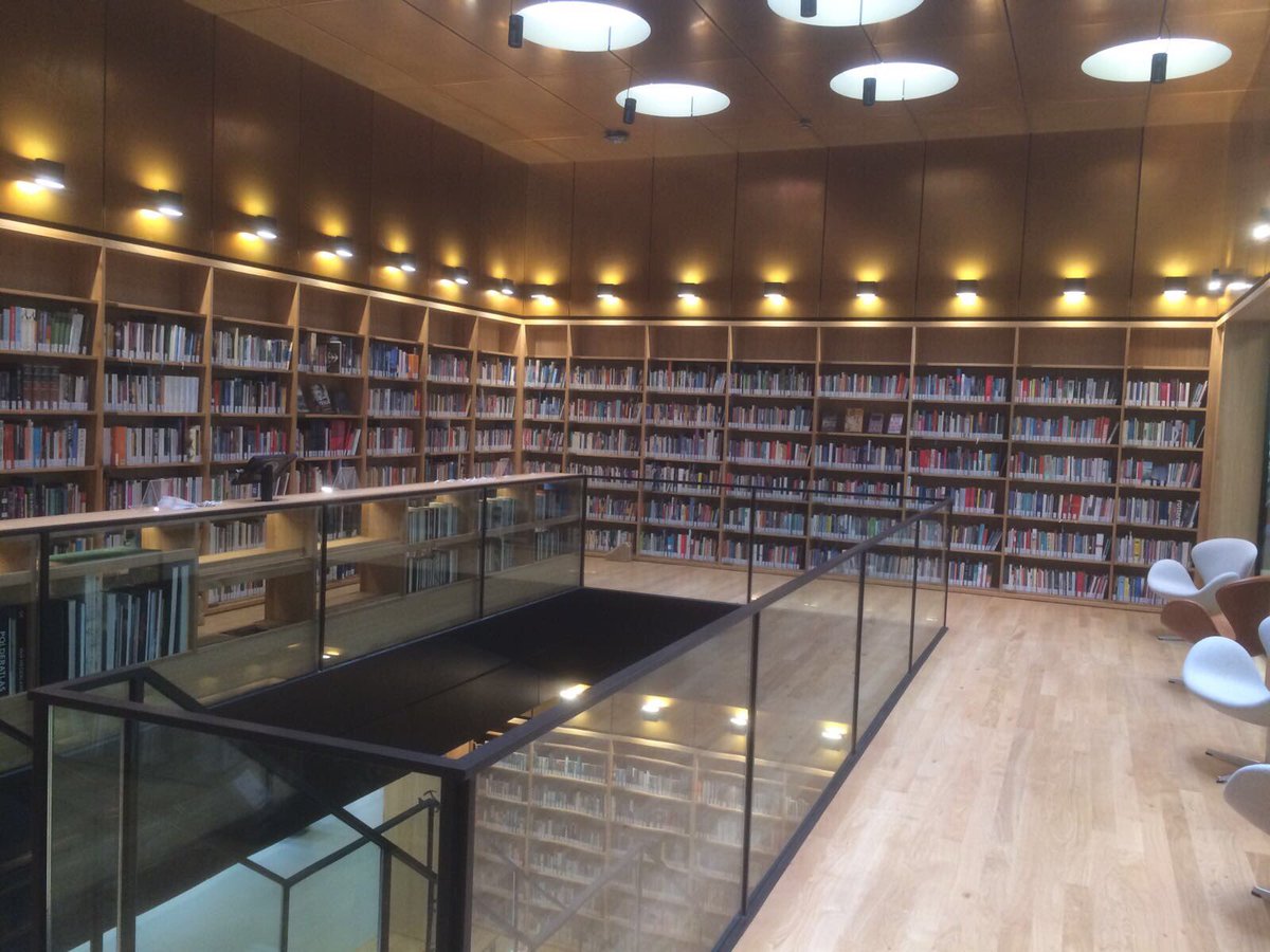 RobinKleen's tweet photo. Ondanks de hitte wordt er momenteel door @Facility_Estate hard gewerkt aan de in- verhuizing van de bibliotheek. #verhuismanagement https://t.co/D6aLYpOPBd