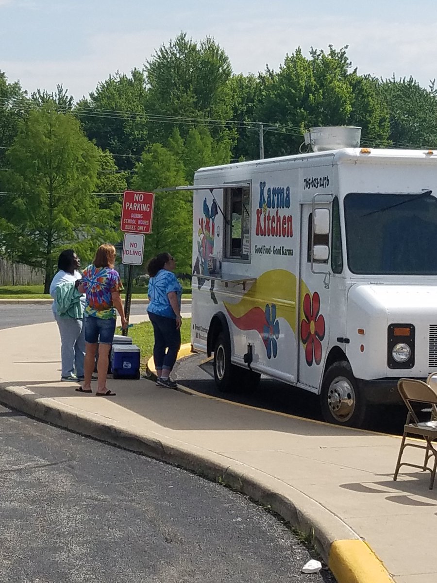 AESprincipalG's tweet photo. AES FIELD DAY. Staff enjoy an awesome lunch from Karma Kitchen. https://t.co/RraCBcxnrI