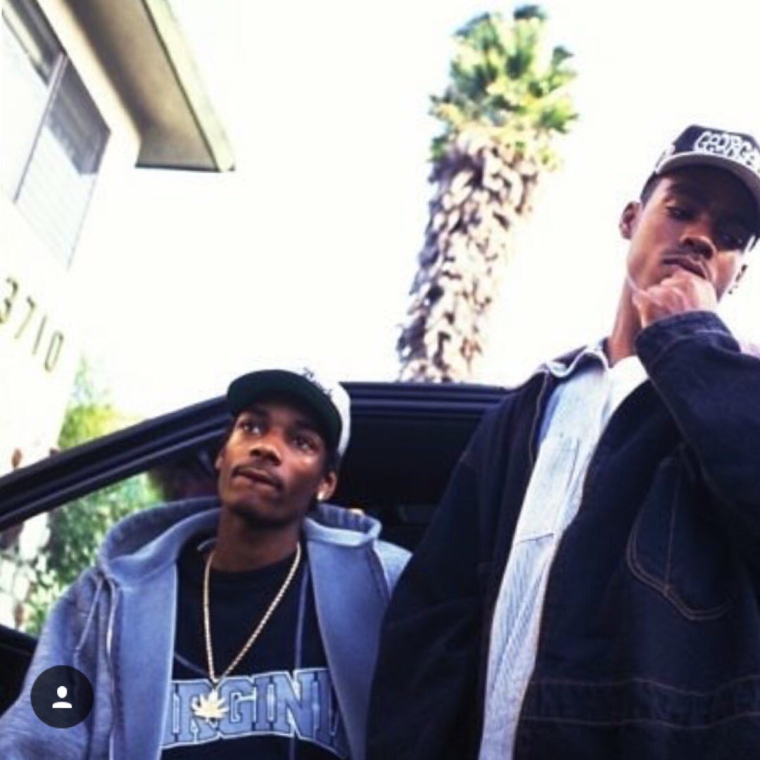 JustCallmeBHunt's tweet image. Snoop Dogg in a Virginia State University tee, standing next to the California 187 Highway sign. His 2017 album 'Neva Left' has similar art.