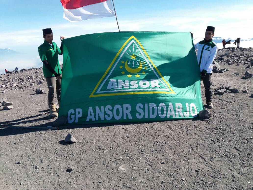 ansor_sidoarjo's tweet photo. Merah Putih dan Bendera GP.ANSOR SIDOARJO telah berkibar di puncak tertinggi Pulau Jawa, Mahameru 3676 Mdpl, Jum'at 26 Mei '17 @ansor_jatim https://t.co/vNsTdGHFd1