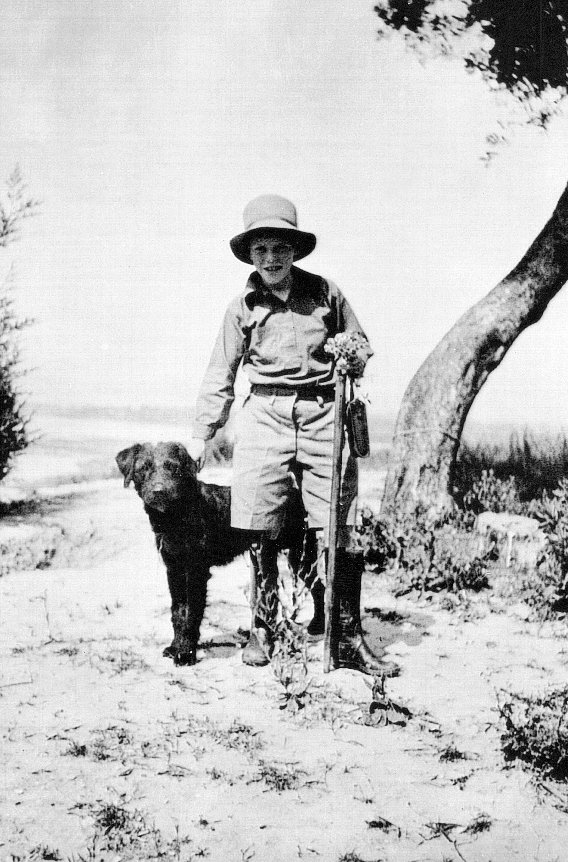 DurrellWildlife's tweet photo. #TheDurrells- Theo: "This is my friend, Gerald Durrell, naturalist extraordinaire."
(Photo: Gerald Durrell, Corfu, 1930s) #BeMoreDurrell https://t.co/IZOunIlb1s