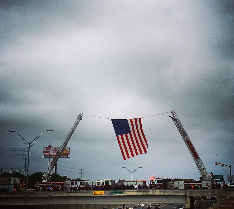 EllisInsure's tweet photo. A touching tribute in honor of @SATXFire hero Scott Deem. Supporters lined up on 281 bridge waiting for procession to pass. #StandwithSAFD https://t.co/fC9SwxK6kH