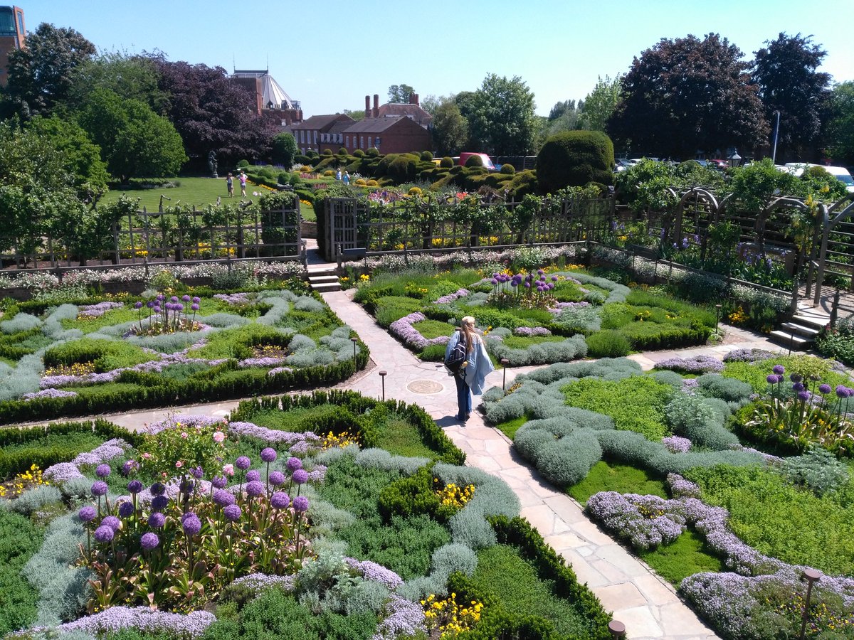 Cobslink's tweet photo. A superb day in Stratford. Great pupils and great weather! https://t.co/b66DHthjsM