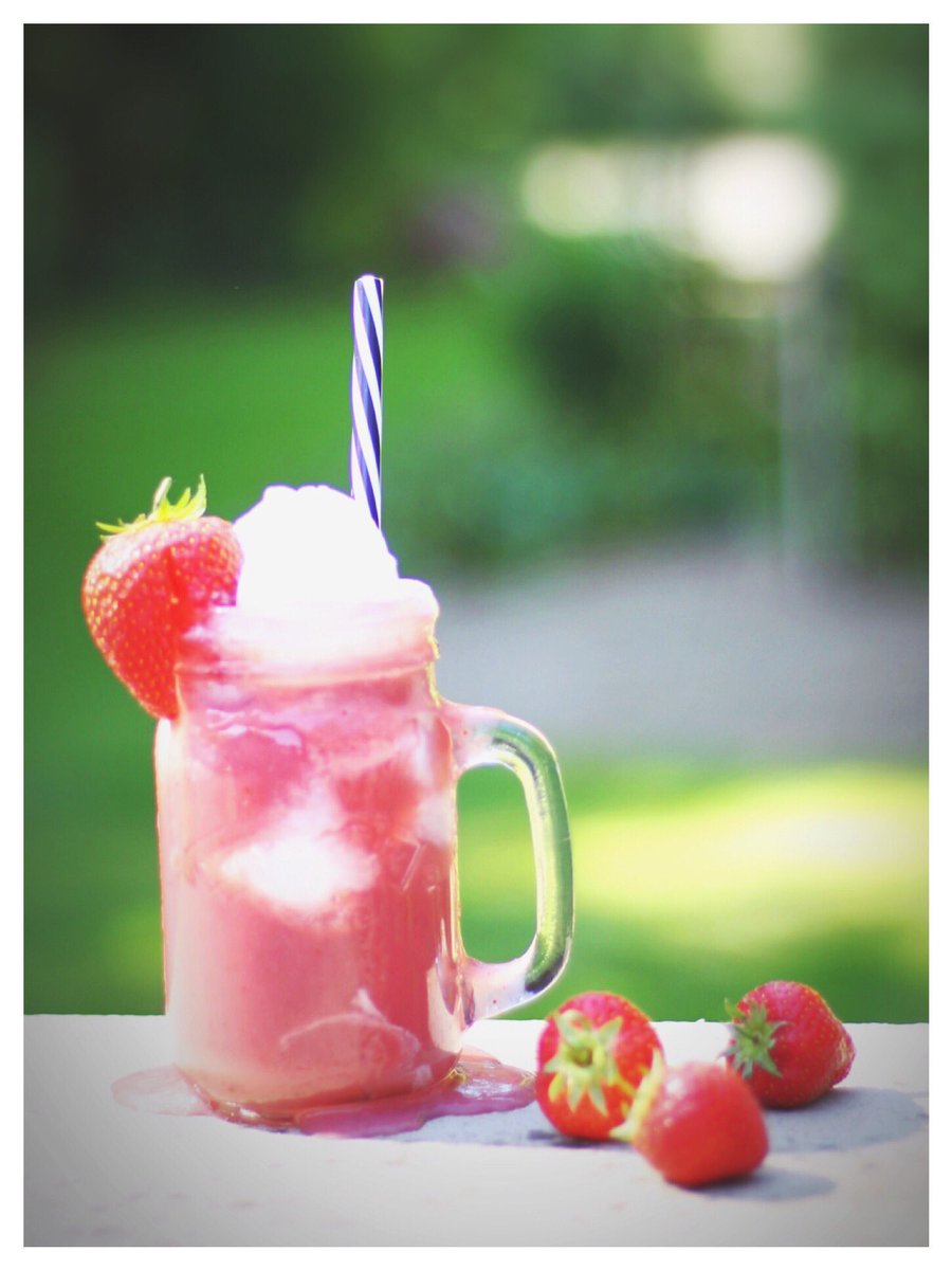 Strawberry float 😊 A taste of summer ☀️#cookwithkids #healthykidsfood #funfood #kidsfood