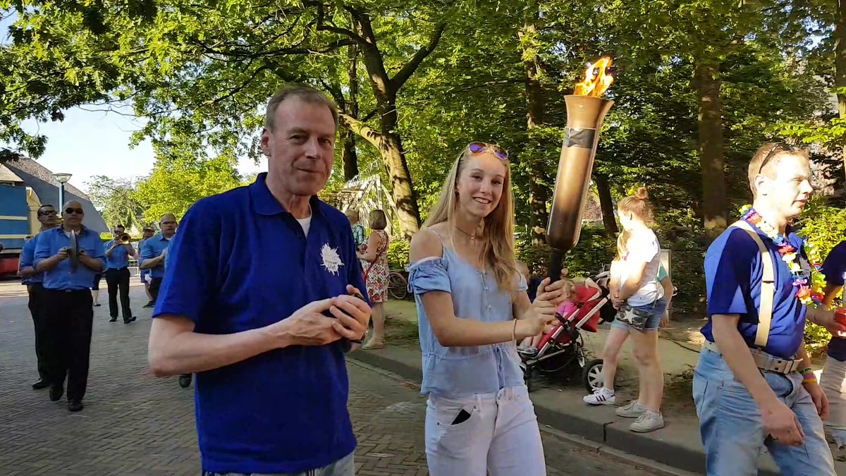 InSchalkhaar's tweet photo. Yessss, @SchalkhaarLife is officieel aan met schaatster @sanne_inthof met fakkel voorop bij de optocht! https://t.co/9JqZmn2sDg
