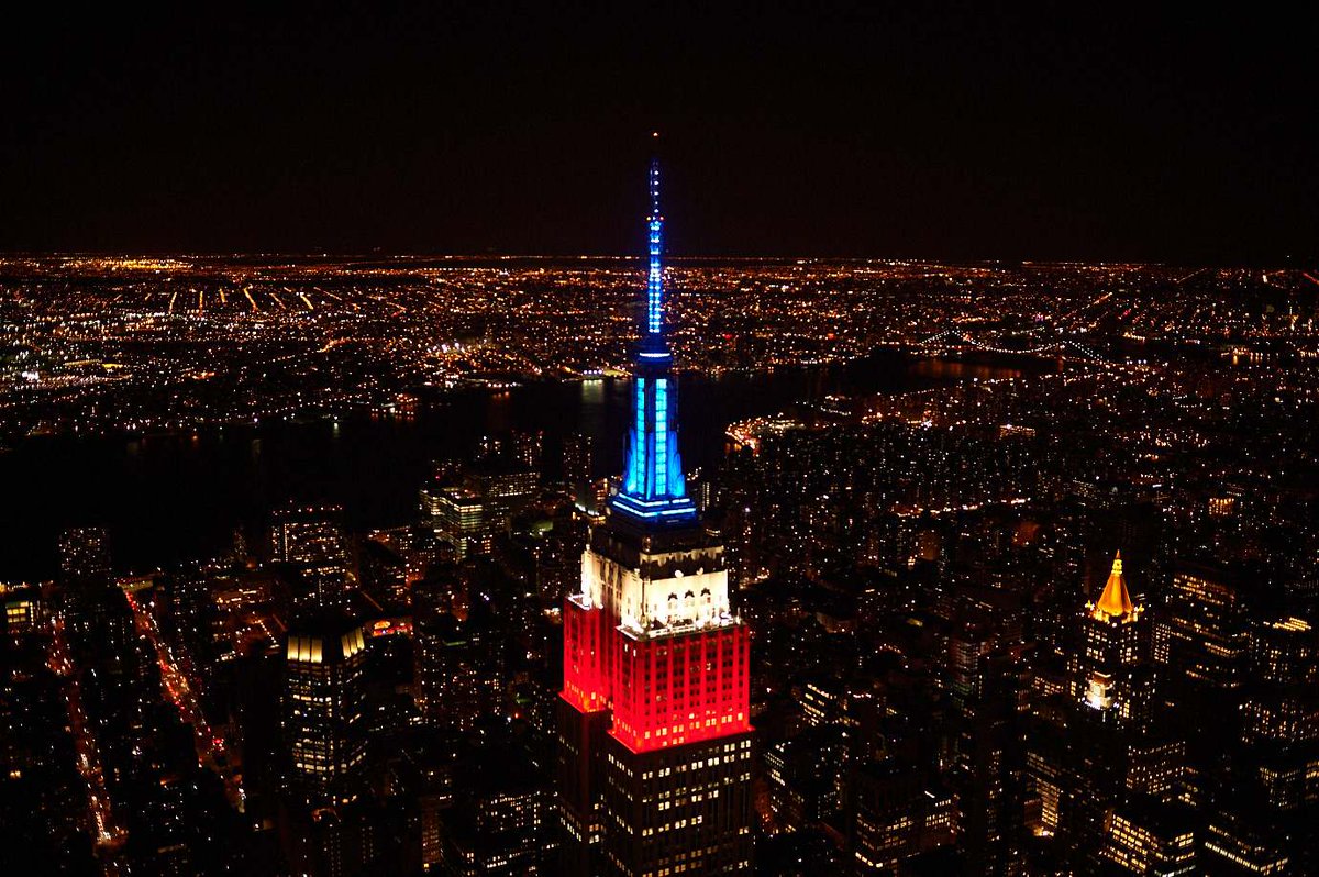 EmpireStateBldg's tweet photo. We remain lit in red, white and blue this evening in honor of #MemorialDay &amp; those who lost their lives in service. https://t.co/ANMg3kNpyT