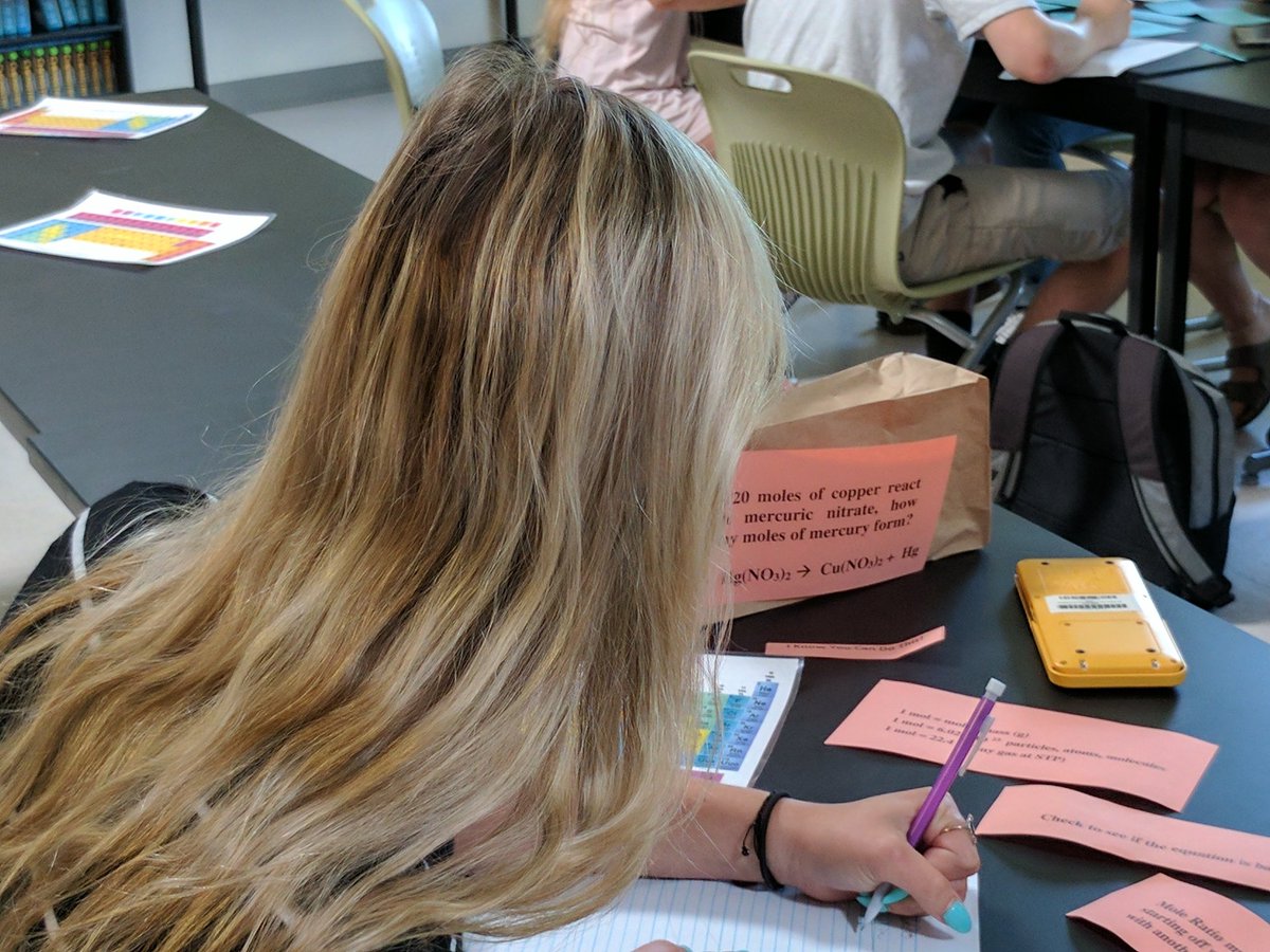 LisaLongVB's tweet image. K. Brasington's ss collaborating to win the Chemistry Hunger Games @KellamHigh #SOLreview can be #engaging