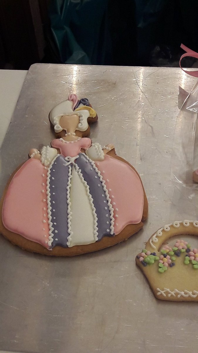 _gossip_witch's tweet photo. I'm not a cookie lover but THIS fits me 👸👑💍 #foodporn #landpartie https://t.co/Pgnu9OJ8Kv