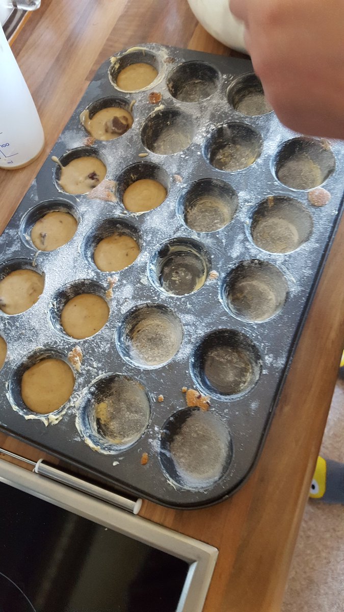 ChaosmythRays's tweet photo. Backen mit @Mai_0087 xD Heute: Mini-Muffins #BackLord https://t.co/2ZrJOyJj28