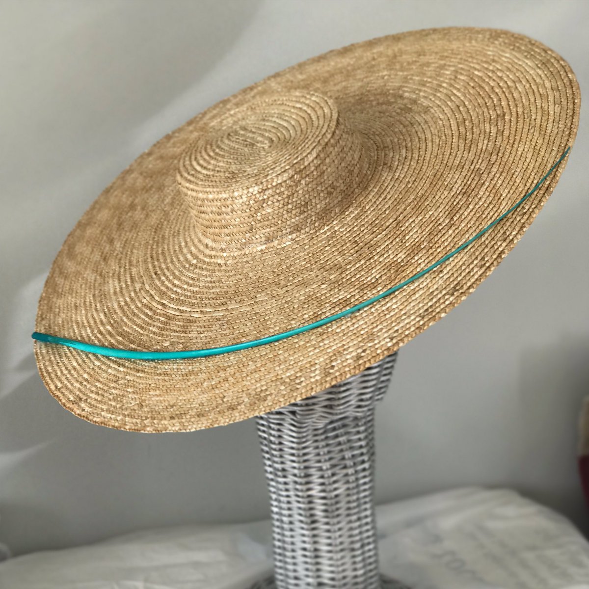 MadameFrey's tweet photo. Empezamos con la temporada de bodas y nuevos diseños... 🔝👒 #complementosdemoda #pamela #pamelas #hat #hats #bautizo #boda #bodas https://t.co/OpYfmKRhva