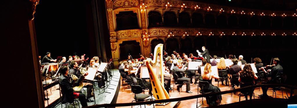 Dietro le quinte del #TeatroPetruzzelli per il #FamilyConcert. Sul podio il maestro Giampaolo Bisanti