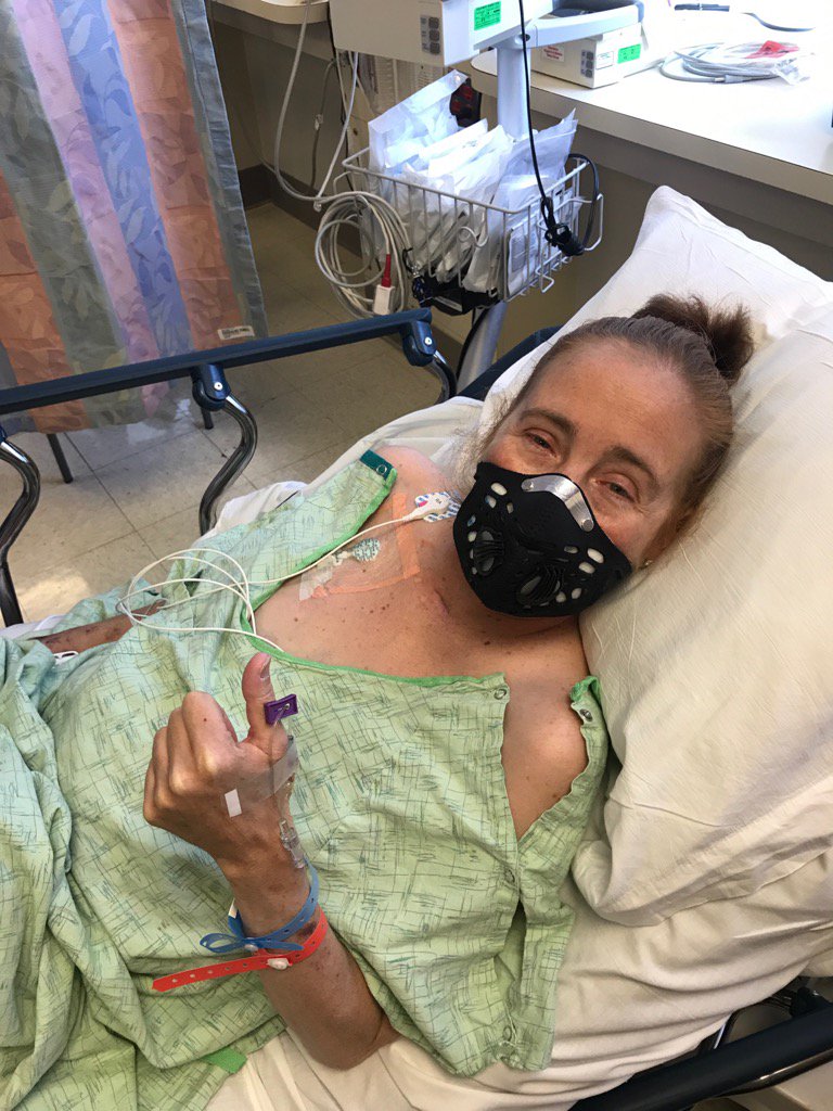 tarabelle's tweet photo. Waiting to be taken down to surgery. Green is my color, no? https://t.co/ysxPfRKkB5