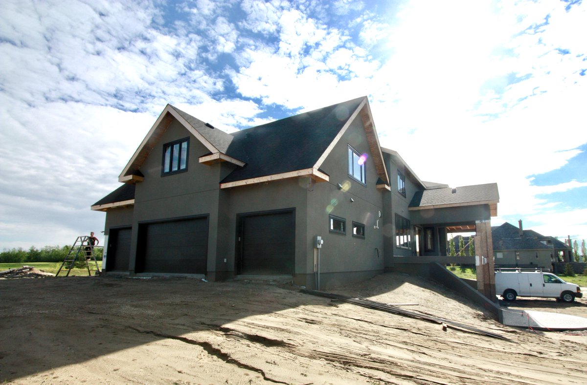 innovahomes's tweet photo. Siders are working on the outside, painters on the inside! This Blackhawk home is really starting to come along! https://t.co/yvIUBNb7bp