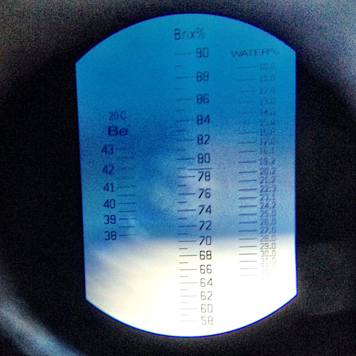 Stattimkerei's tweet photo. Schnell das #Refraktometer mit Olivenöl #geeicht. Wert sollte bei 27% liegen. Reinigen nicht vergessen, sonst wird es ranzig. #Protip https://t.co/AgwCYCRktd