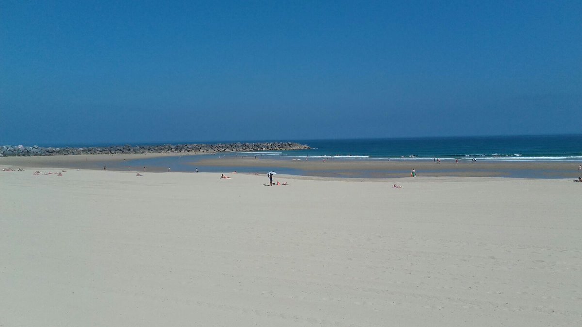 Ya es temporada de playa! Si te gusta hacer surf o simplemente tomar el sol y bañarte, esta playa está al lado de Arrizul Center y Congress.