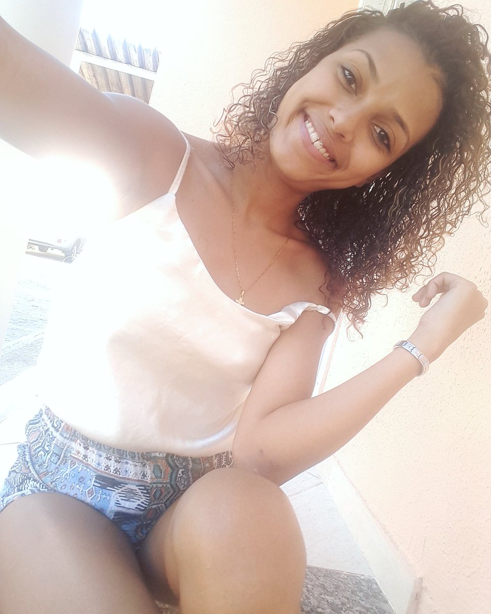 Karolmagrela_22's tweet photo. Bate palma q eu mereço🎶😍👏👏 #aovivo #lindasim #queridinha rsss https://t.co/NDK5f5QgH0