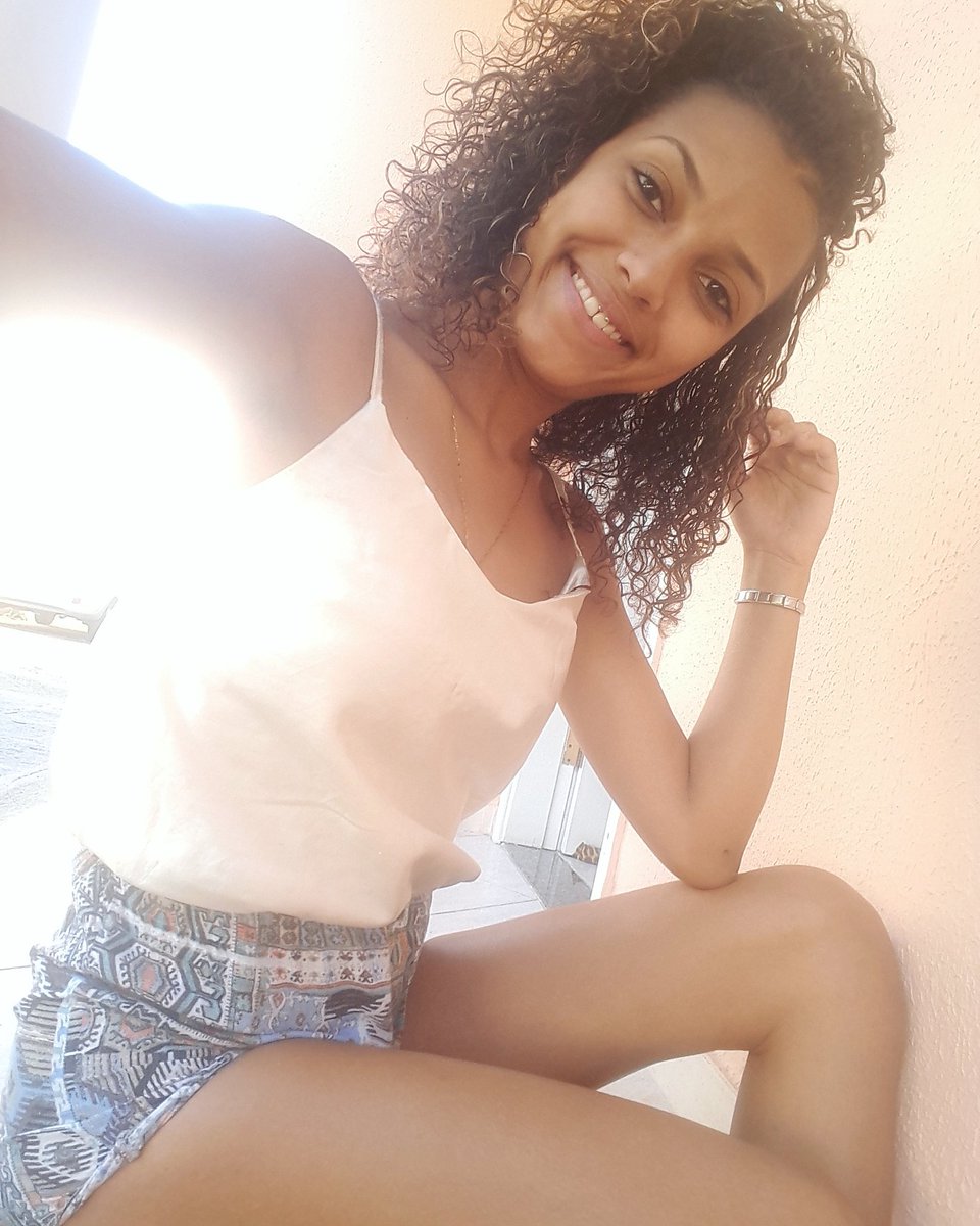 Karolmagrela_22's tweet photo. Bate palma q eu mereço🎶😍👏👏 #aovivo #lindasim #queridinha rsss https://t.co/NDK5f5QgH0
