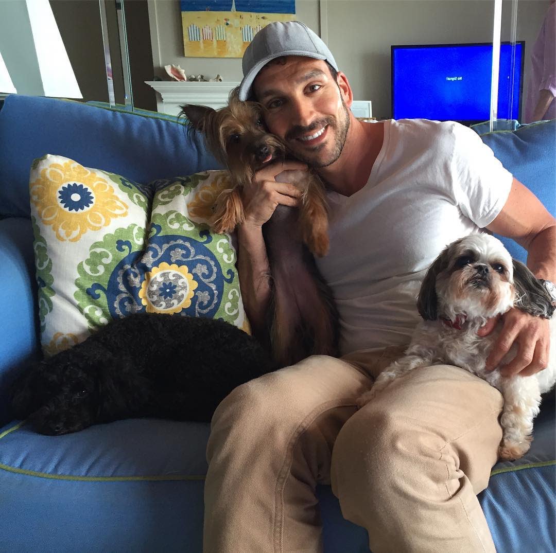 There are 3 dogs in this photo. And a guy. #smalldogs #dogslovephotos #fur #maggie #molly #romy