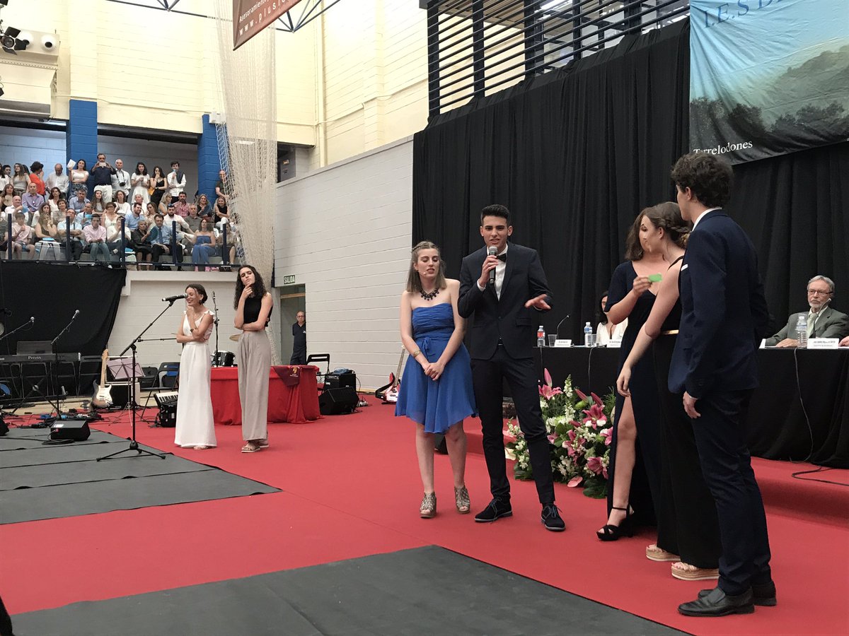 vxtorrelodones's tweet photo. @Teatraula otro lujo del IES Diego Velázquez en el inicio de la graduación https://t.co/R0kqZQstV1