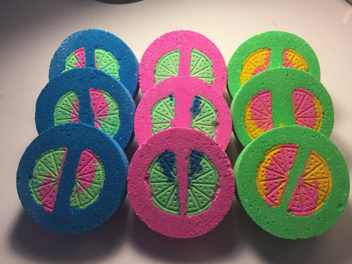 javapigbooks's tweet image. #javapig🐷#bathbombs🤩 come in a variety of flavor, we got #blue #raspberry #citrus, #pink #lemon #rainbow, &amp;amp; #green #apple #blossom to savor!