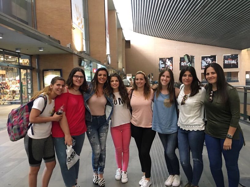 MercheOficial's tweet photo. Mirad que guapas mis #merchitas sevillanas!! Os quiero bonitas!! #Pasajeros https://t.co/a1dYbqpSTk