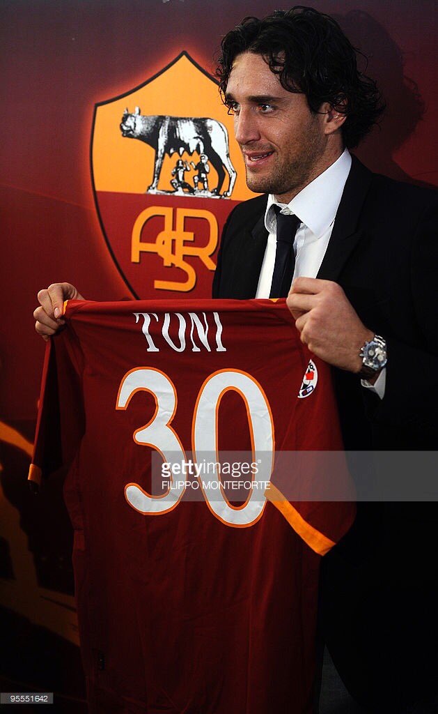 Happy birthday to former Roma player, Luca Toni! 

Auguri Toni! 