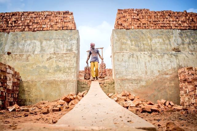 TininGonzalez's tweet photo. #BrickWorker #Bangladesh Image National Geographic Your Shot Photo of the Day https://t.co/wMqtPMLg4i vía .@NatGeo https://t.co/uRw201S4AB