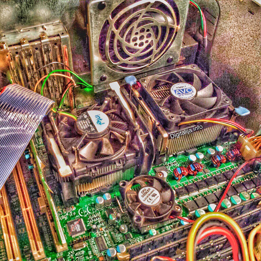 TheHepek's tweet photo. Dva procesora #dualcpu #xeon #server #hp #proliant #cooler #scsi #digitalija #oldschool https://t.co/RfD8zAM6xH