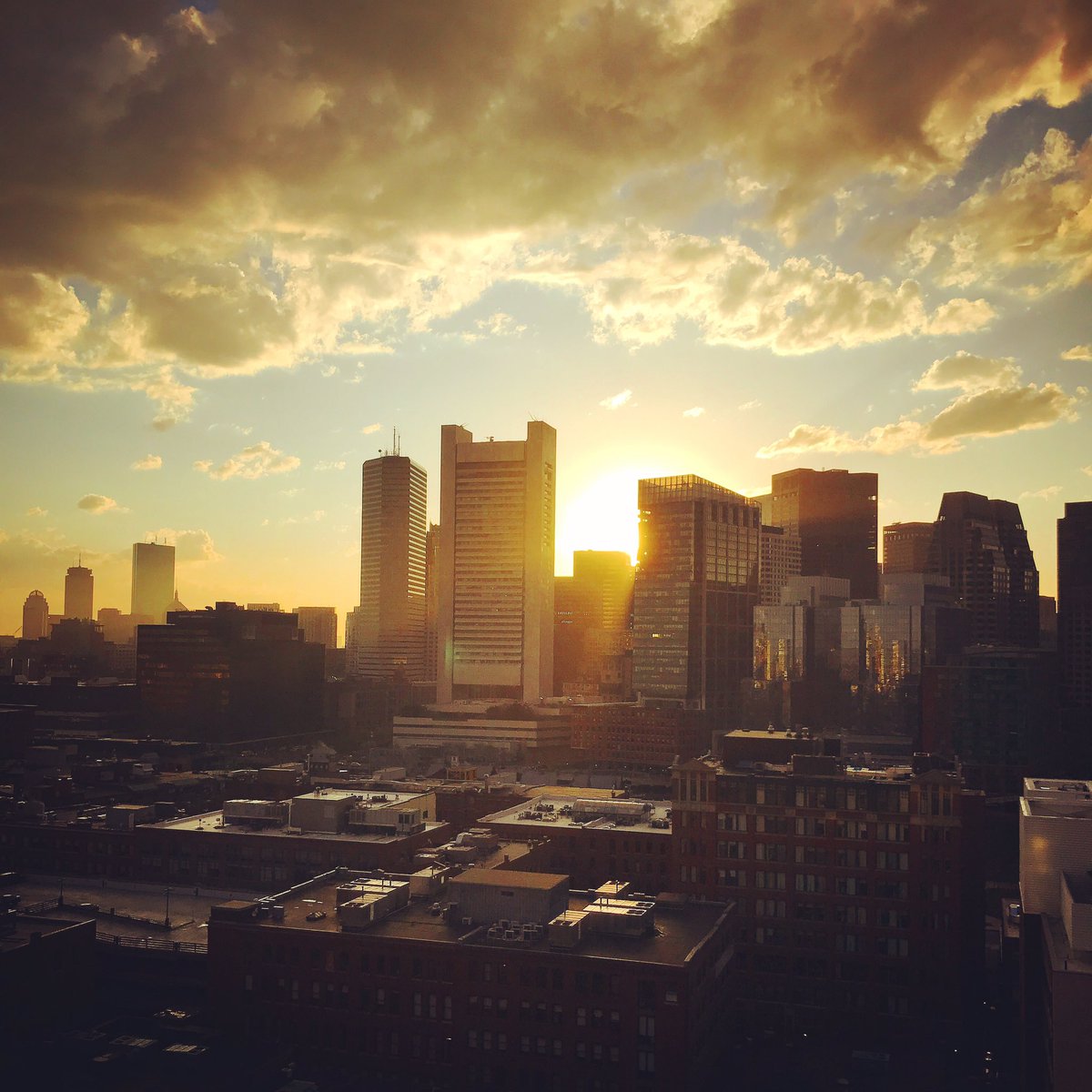 WMSPapts's tweet image. Sunny skies are in the forecast!☀️ We wish everyone a Happy Memorial Day Weekend! 

#Cookout #SummerTime #Sunset #ApartmentGoals #Views