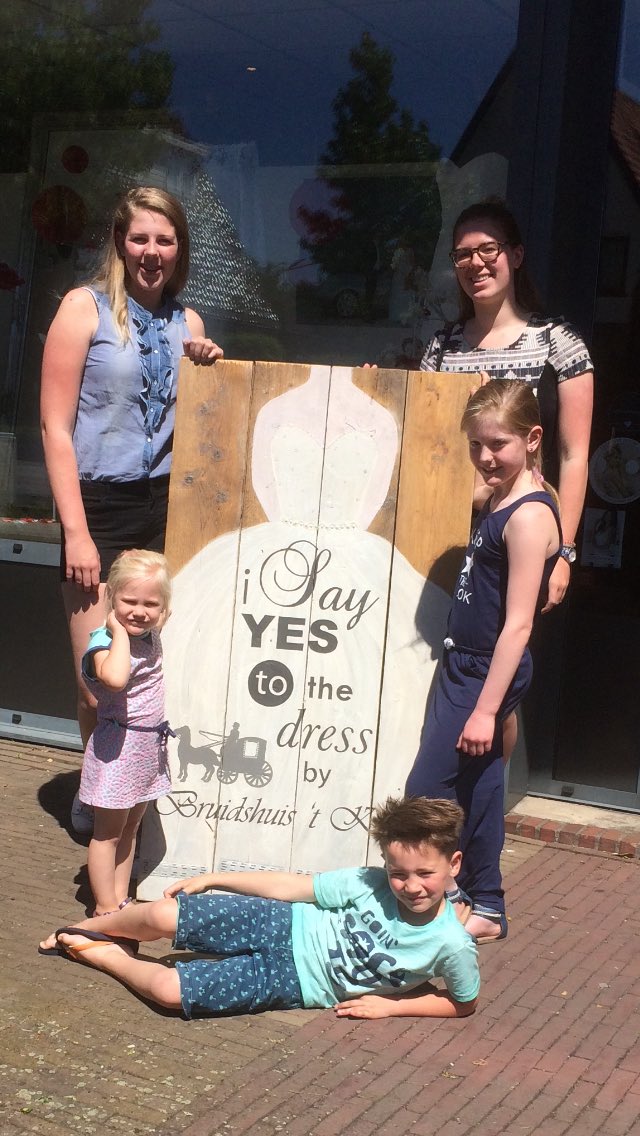Ook deze bruidskinderen mogen wij kleden. Het hele verhaal is te lezen op facebook.com/bruidshuis. Bedankt voor de opdracht!