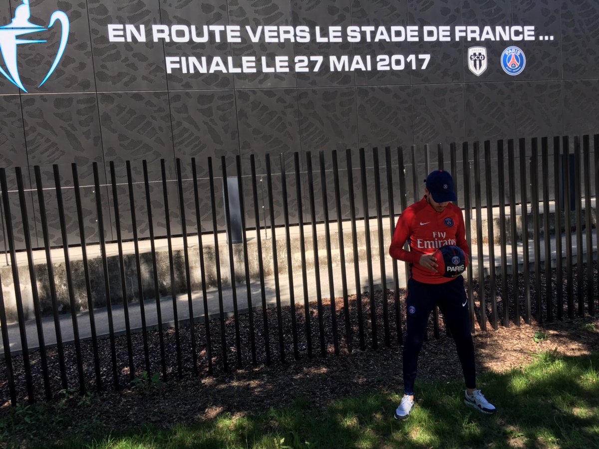 FootAngers49's tweet photo. Le PSG s'invite à Angers avant la finale de demain ! 🏆
Des nouveautés à découvrir dans ton Espace Foot Angers https://t.co/1WQmOkMsk8