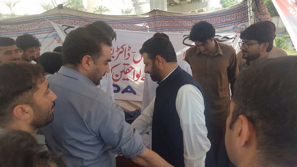 AliMuha89558454's tweet photo. پشاور:عنایت اللہ خان اورعلی محمد کا ڈاکٹرزکےاحتجاجی کیمپ کا دورہ، مسائل کے حل کی یقین دہانی کروائی
@Ali_MuhammadPTI https://t.co/BPhJc3uuDa