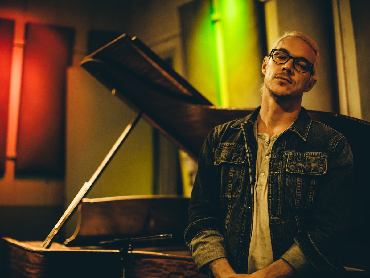 diplo's tweet photo. Hire me to tune your piano https://t.co/IQHOJYpEUR
