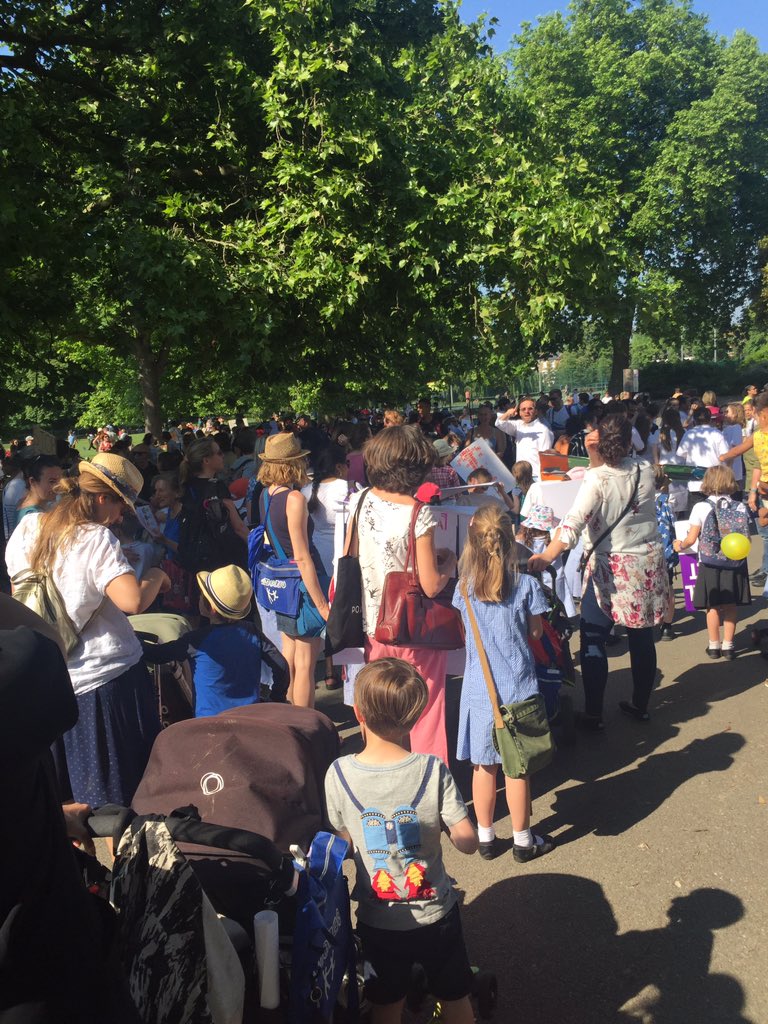 FoAmbler's tweet photo. .@AmblerSchool families march to #Clissold park to join other #islington &amp; #hackney schools #schoolsjustwannahavefunds https://t.co/q76tmfRONB